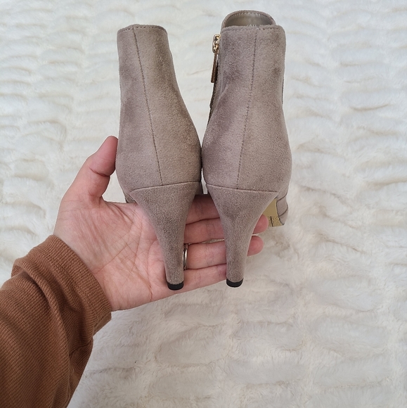 NIB New Bella Vita Faux Suede Gold Zip Peep Toe Booties Heels Shoes Size 10 10W - Picture 4 of 5